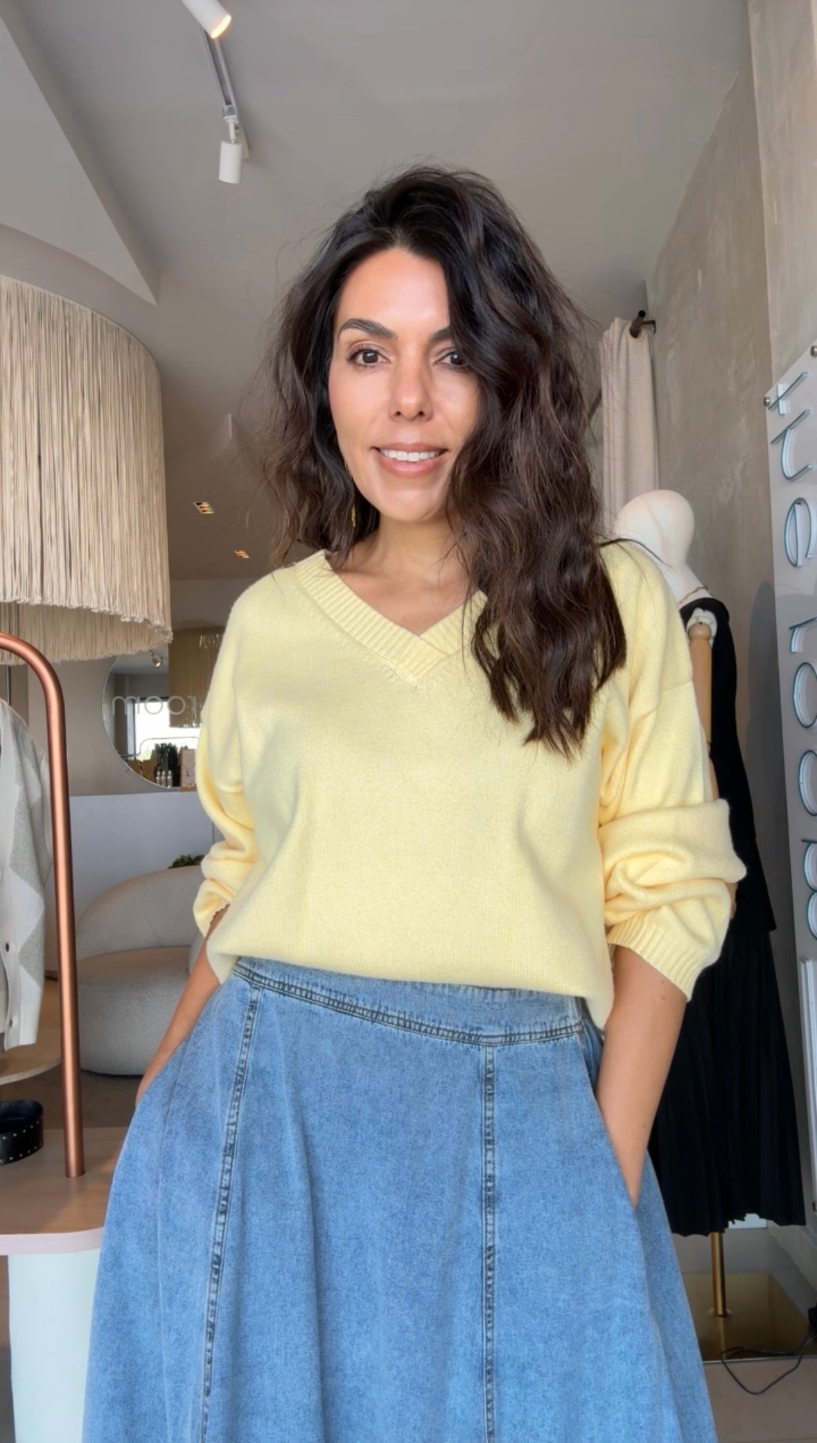 Suéter amarillo mantequilla