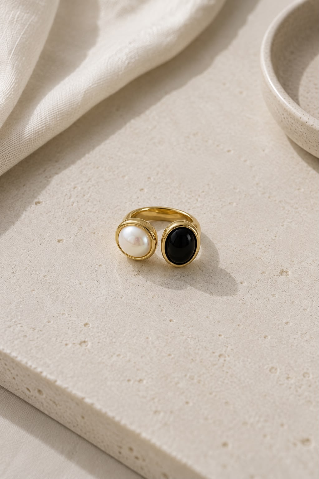 Anillo perla blanco y negro