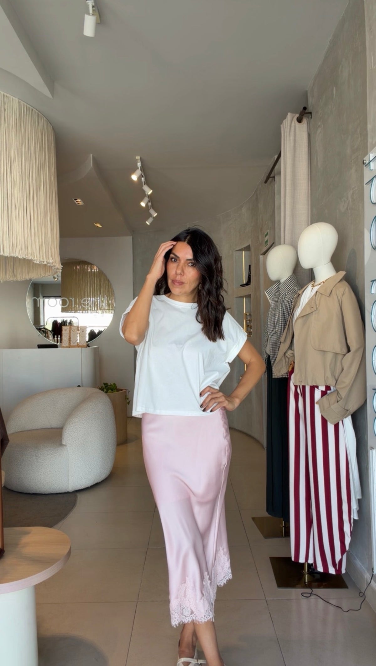 Falda satín rosa encaje