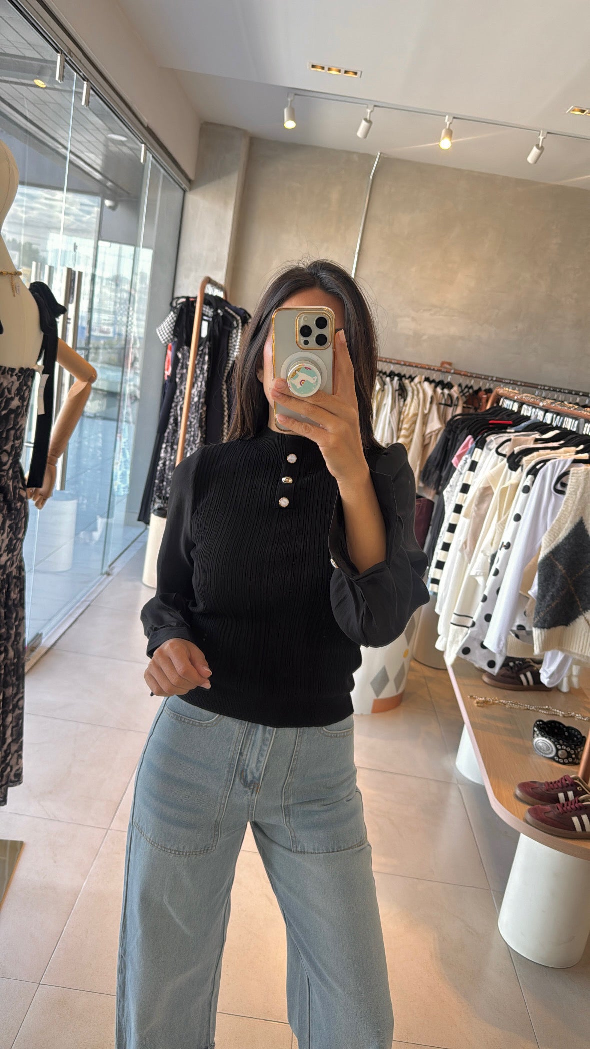 Blusa negra manga bombacha