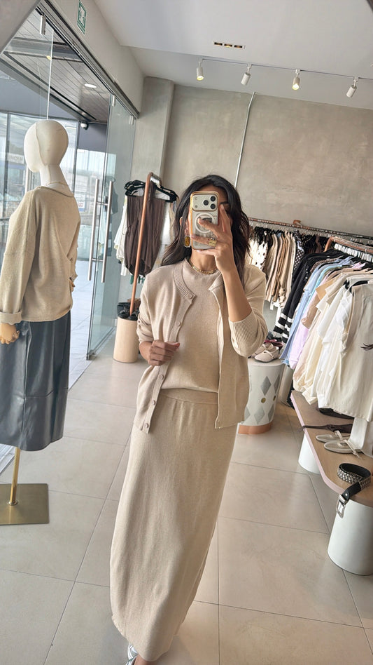 Set falda, top y sueter beige