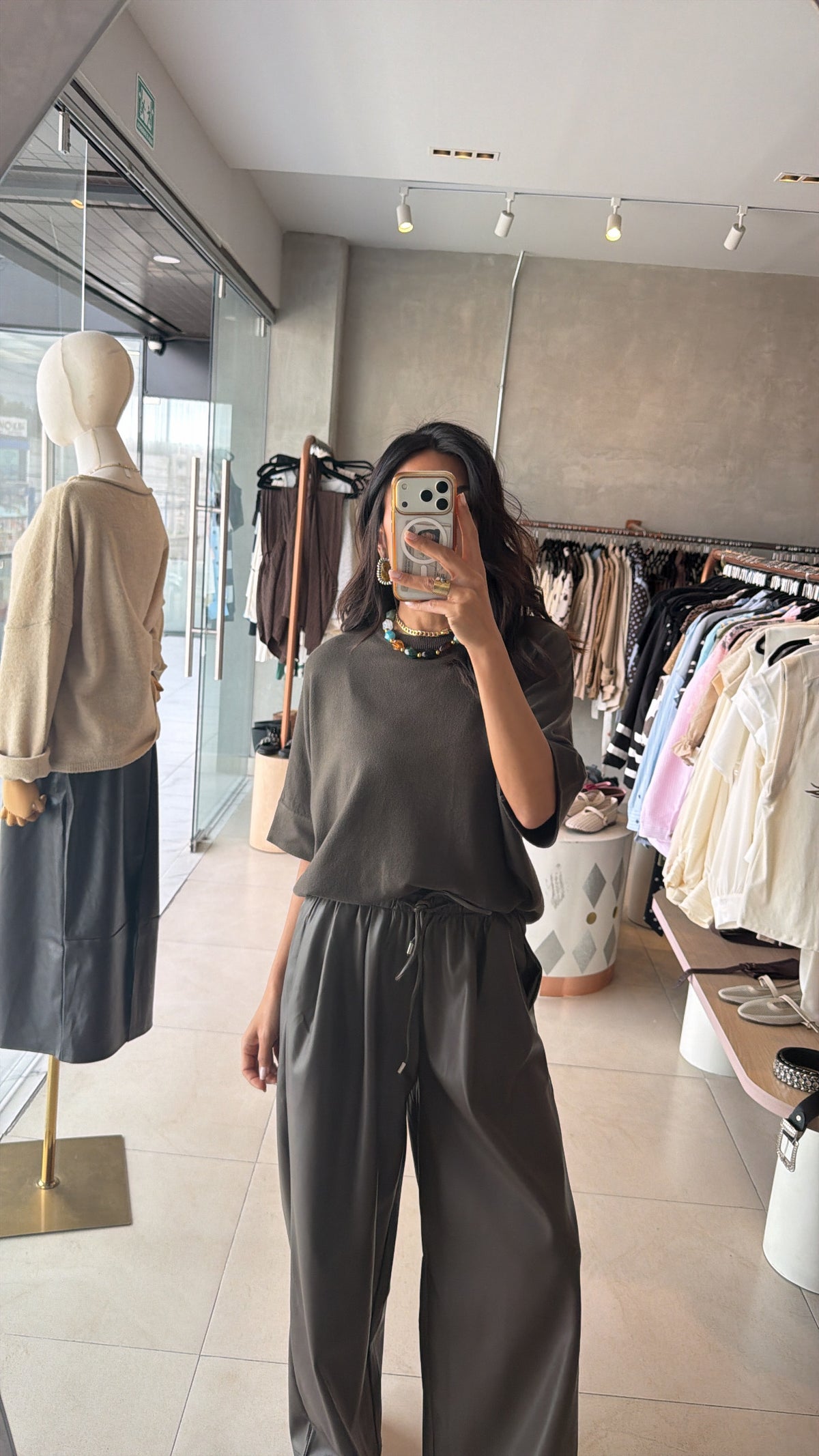 Set pantalon vinipiel y blusa verde