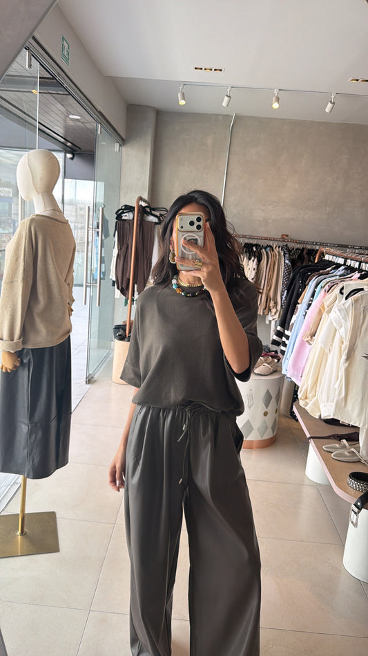 Set pantalon vinipiel y blusa verde