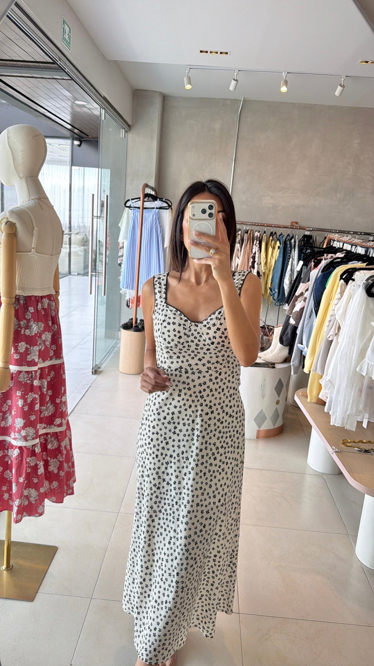 Vestido negro con blanco