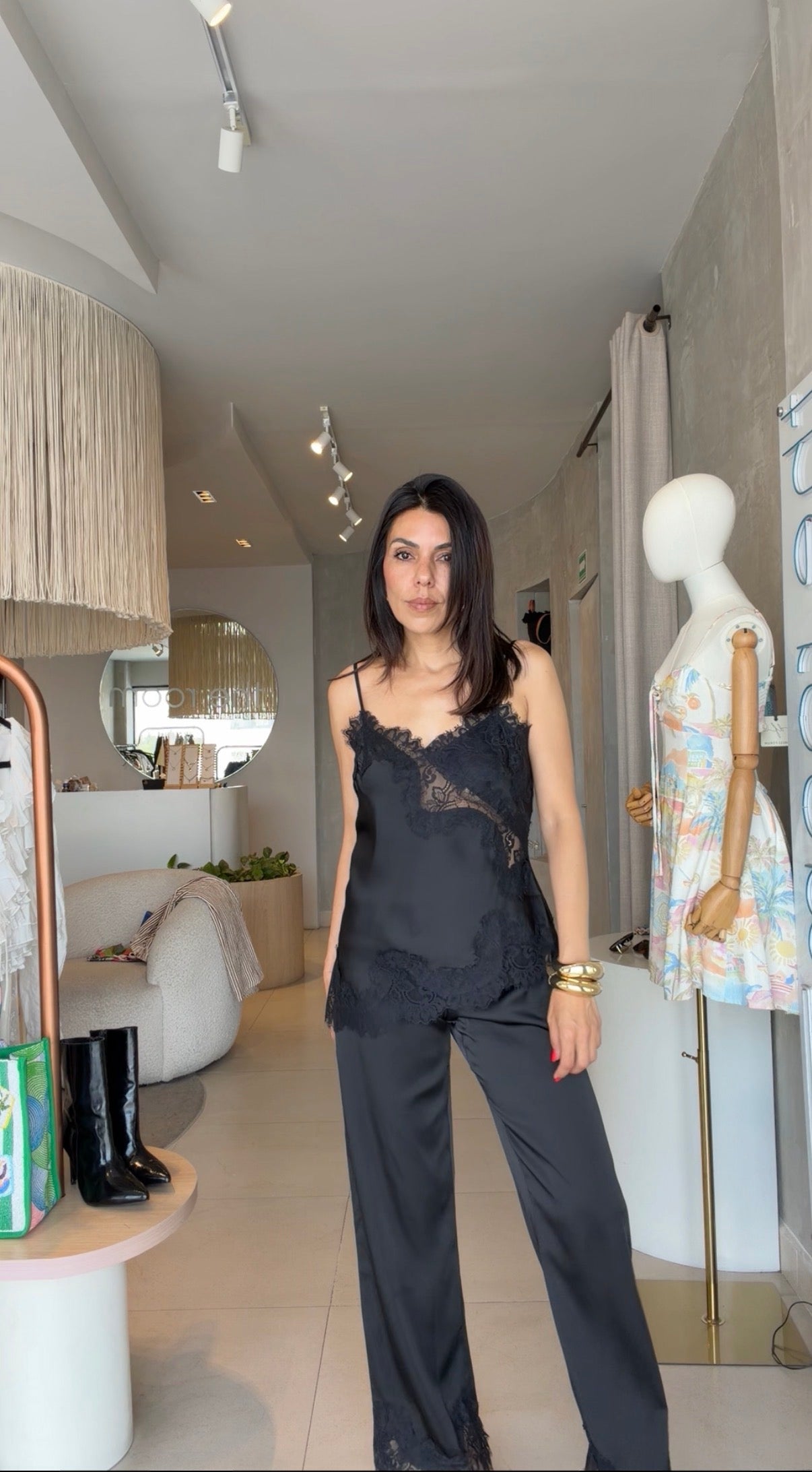 Pantalón satinado negro encaje
