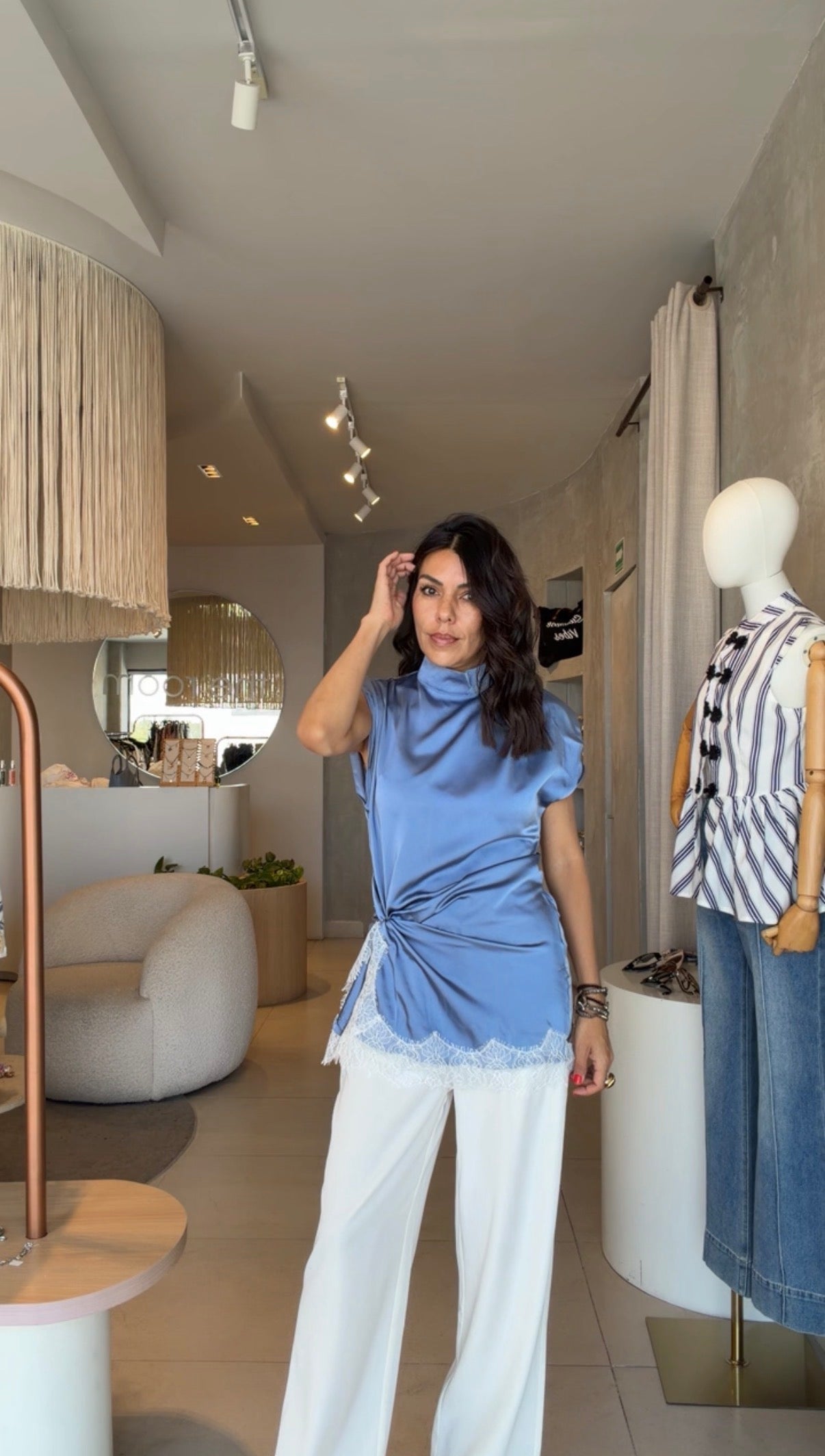 Blusa azul con encaje