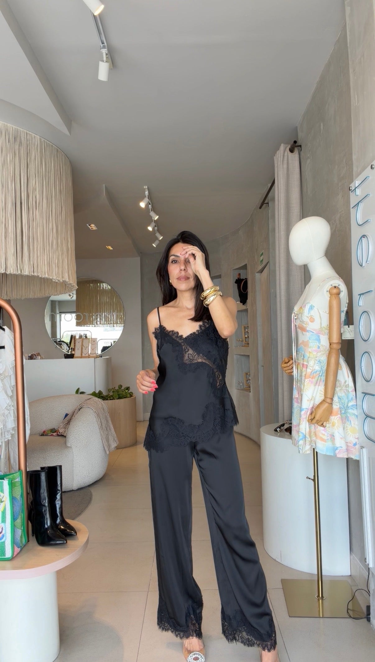 Pantalón satinado negro encaje