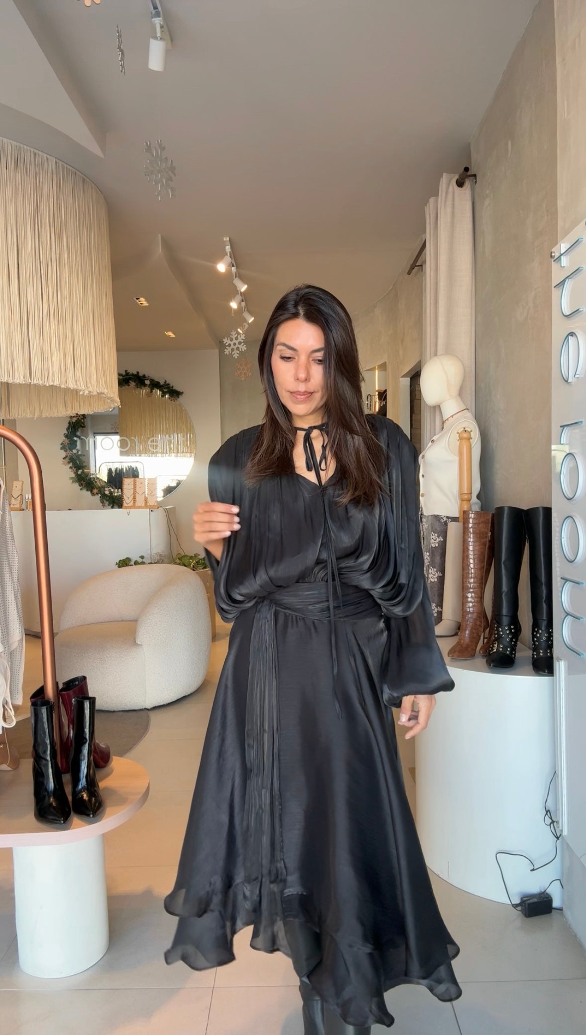 Vestido negro hombreras