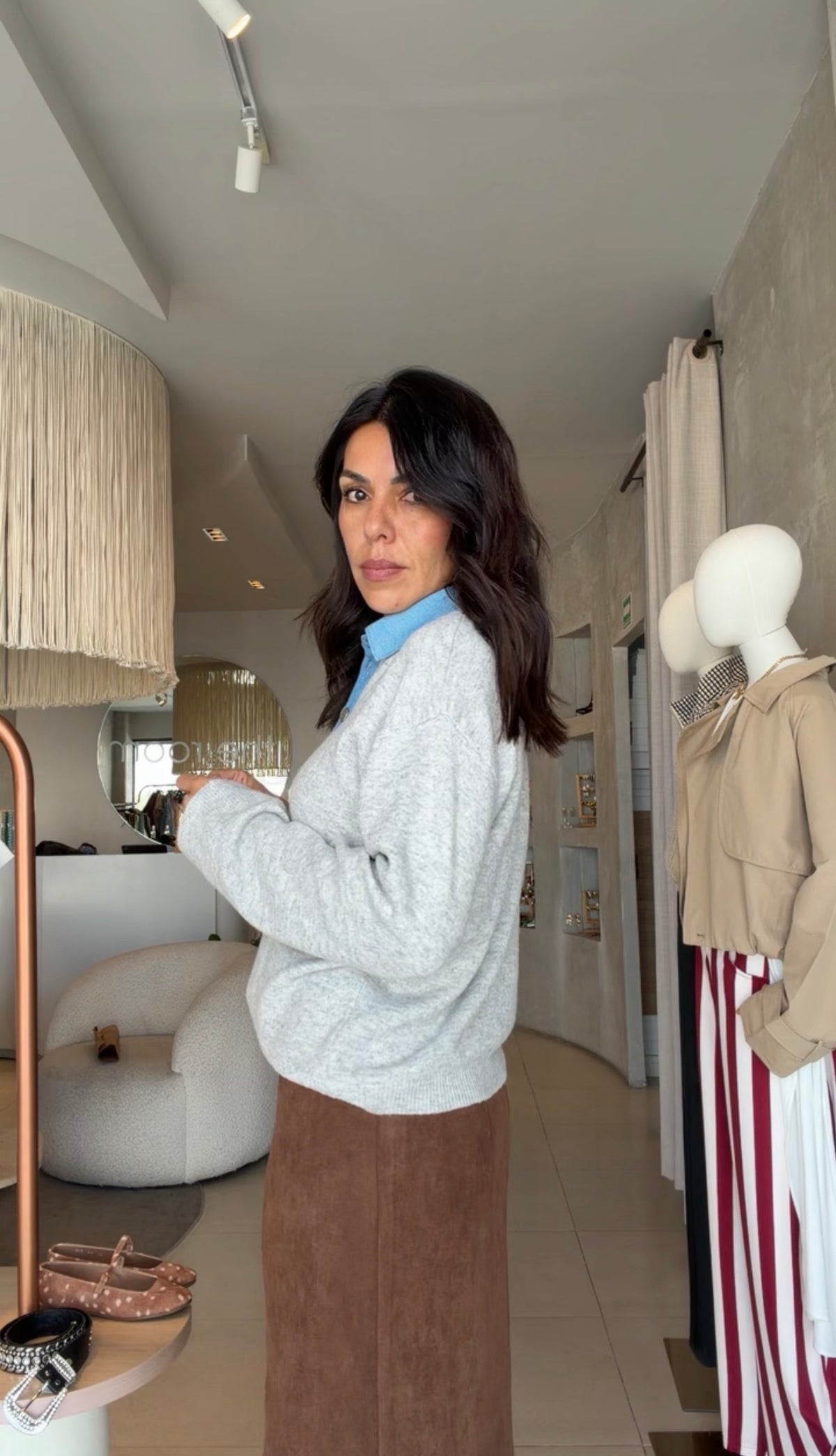 Suéter gris con denim