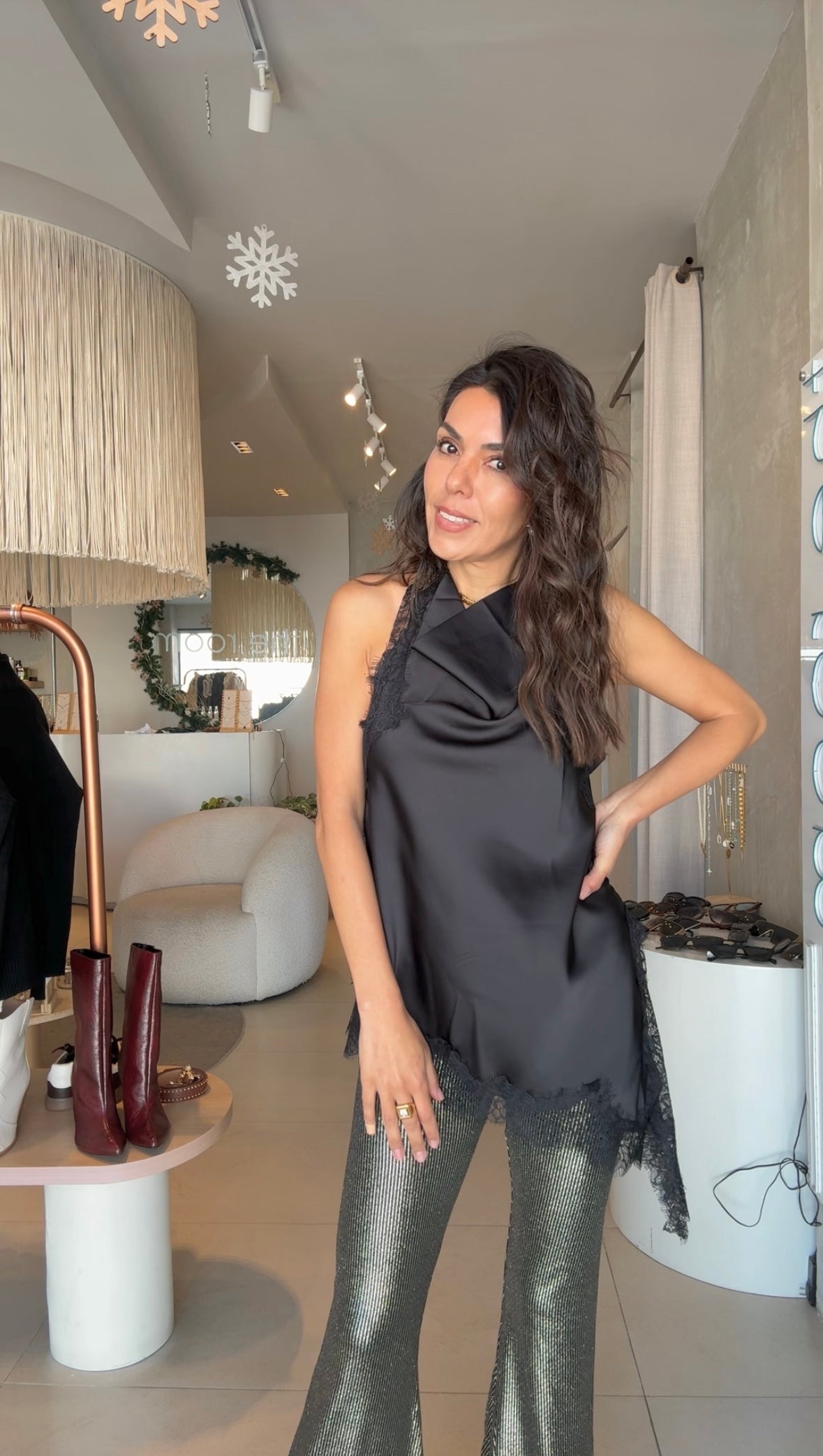 Pantalón negro con dorado