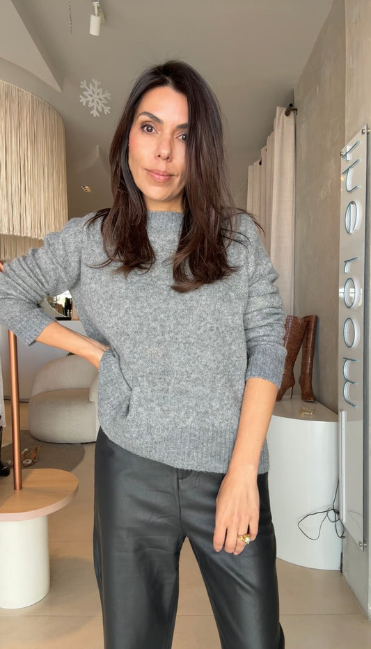 Suéter gris estrellas