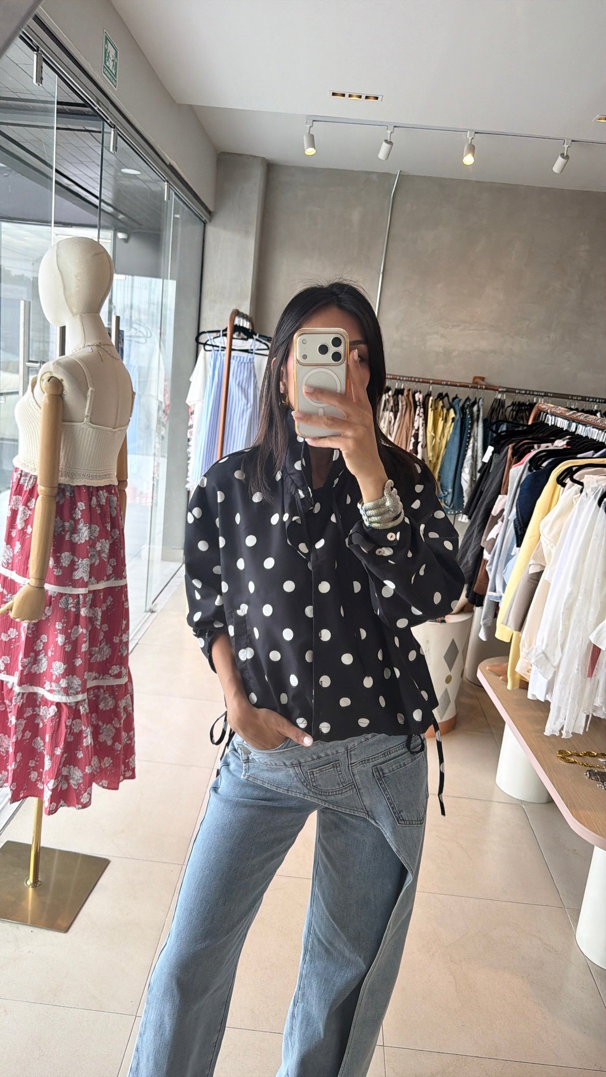 Chamarra polka dots negra