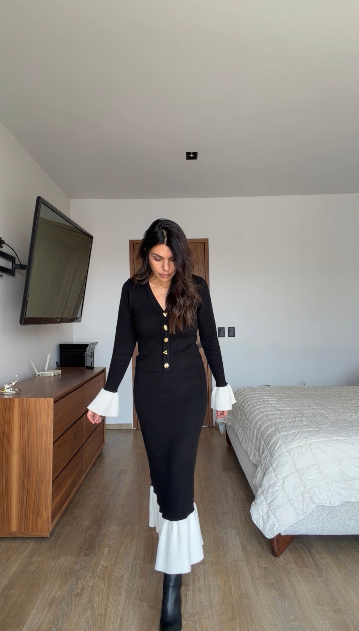 Set blanco con negro falda y suéter