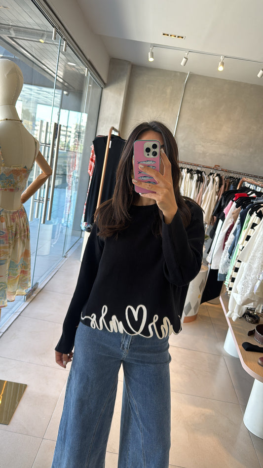 Suéter negro corazones