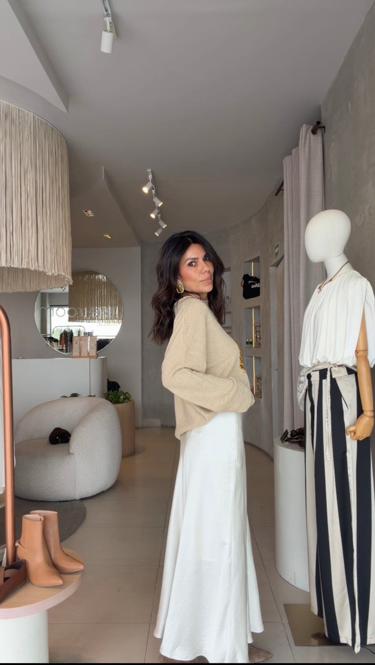 Falda satín beige