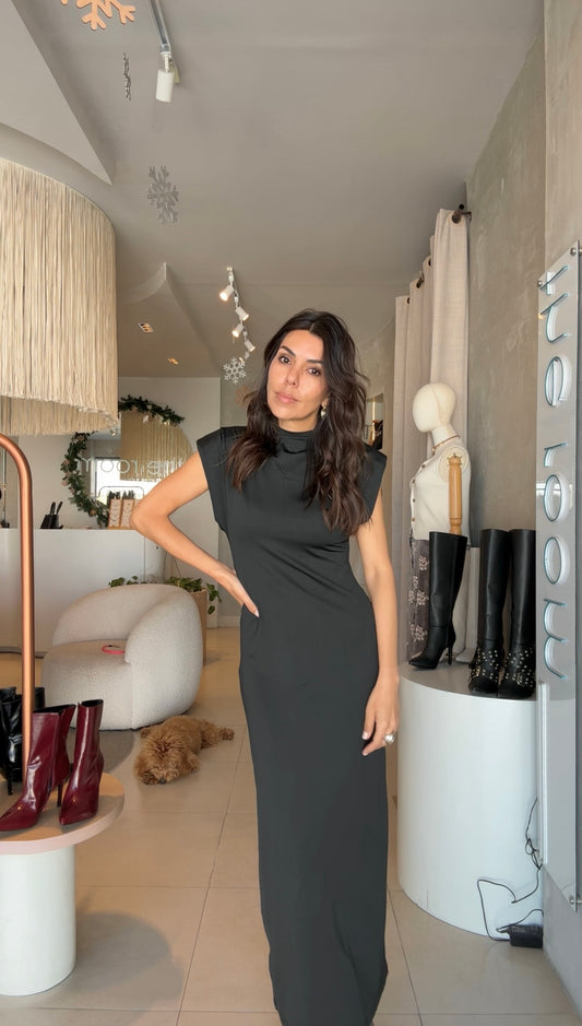 Vestido negro hombrera