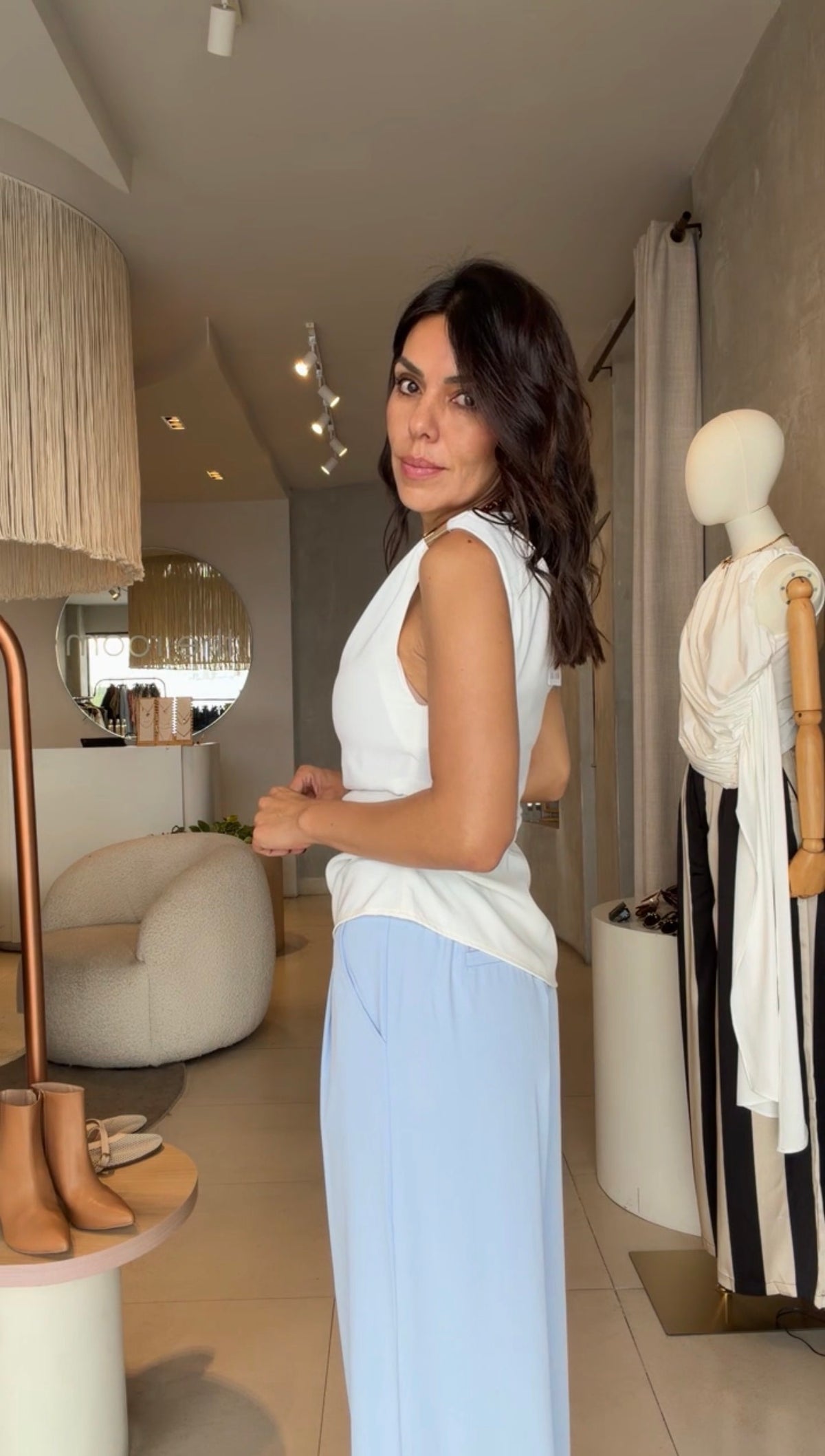 Blusa blanca broche dorado