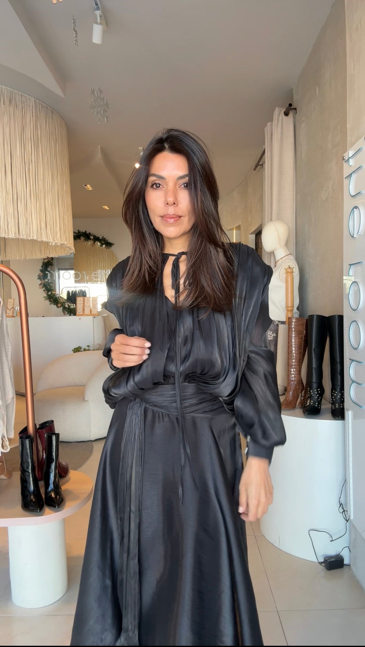 Vestido negro hombreras