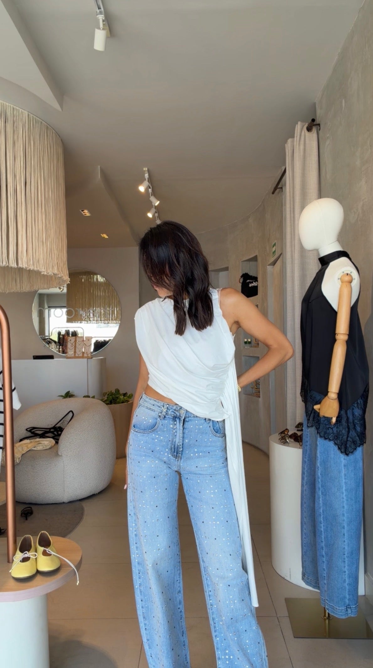 Blusa blanca asimétrica