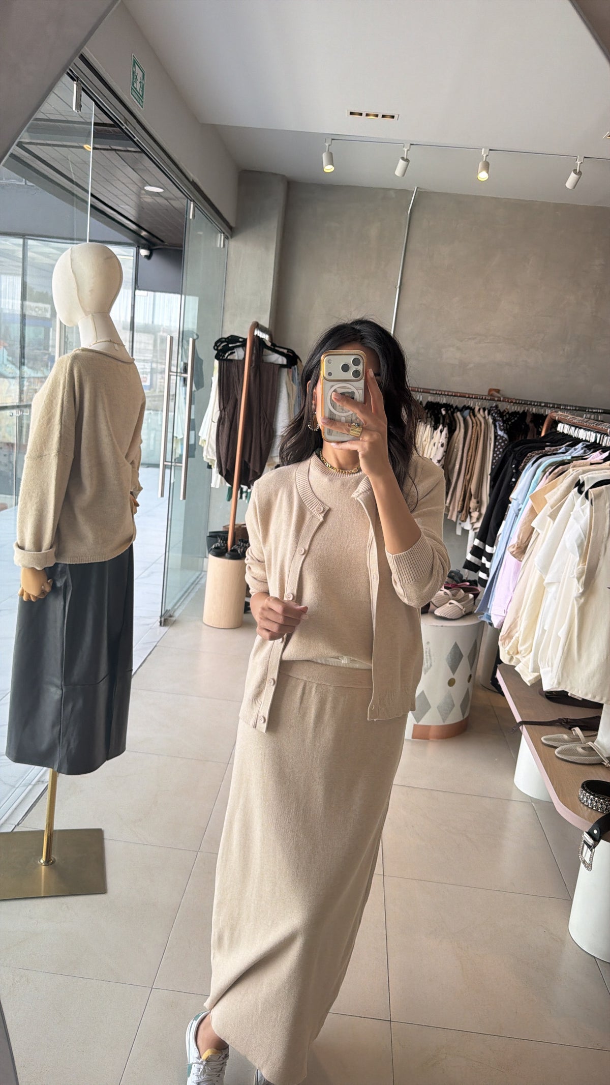 Set falda, top y sueter beige