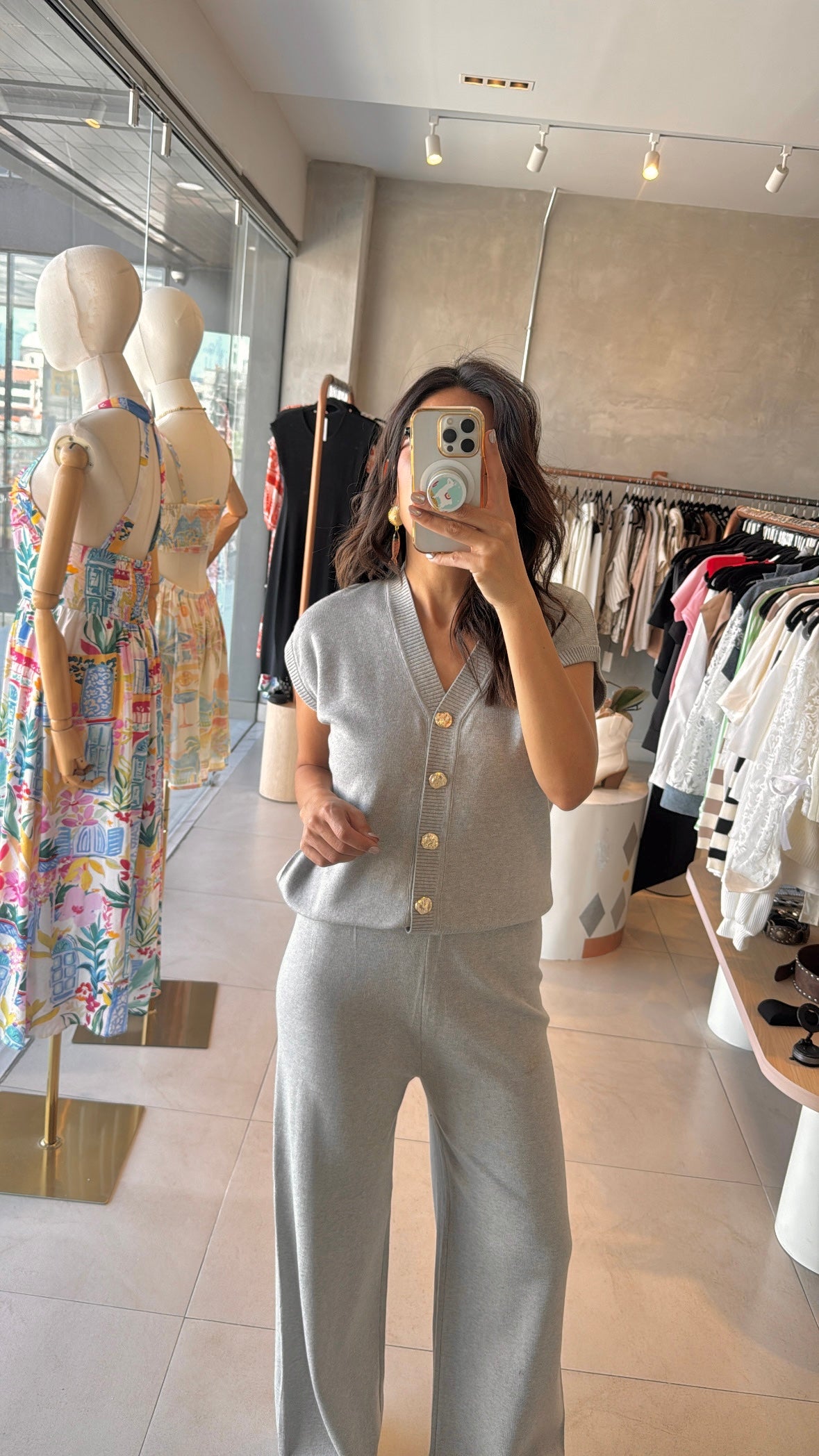 Set gris chaleco y pantalón.