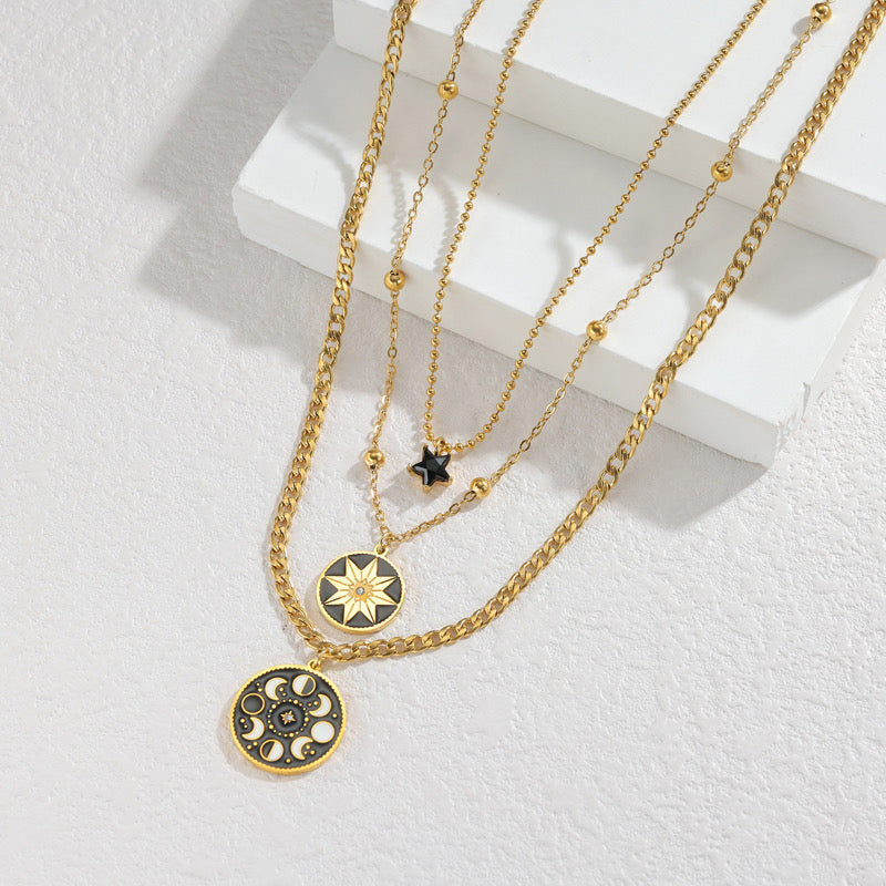 Collar triple estrellas negras