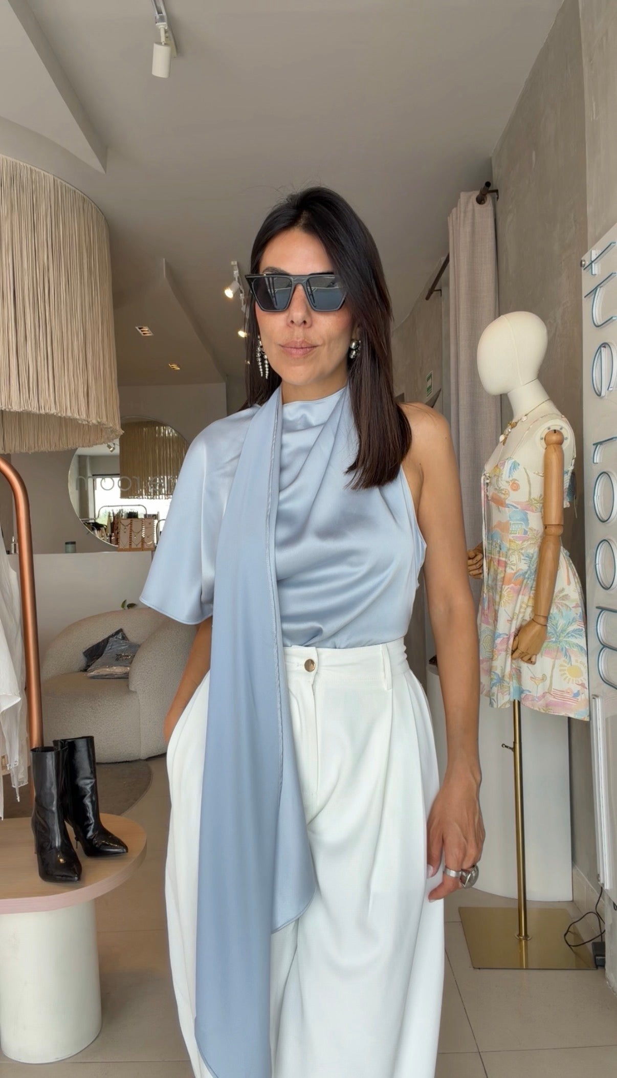 Blusa azul bufanda