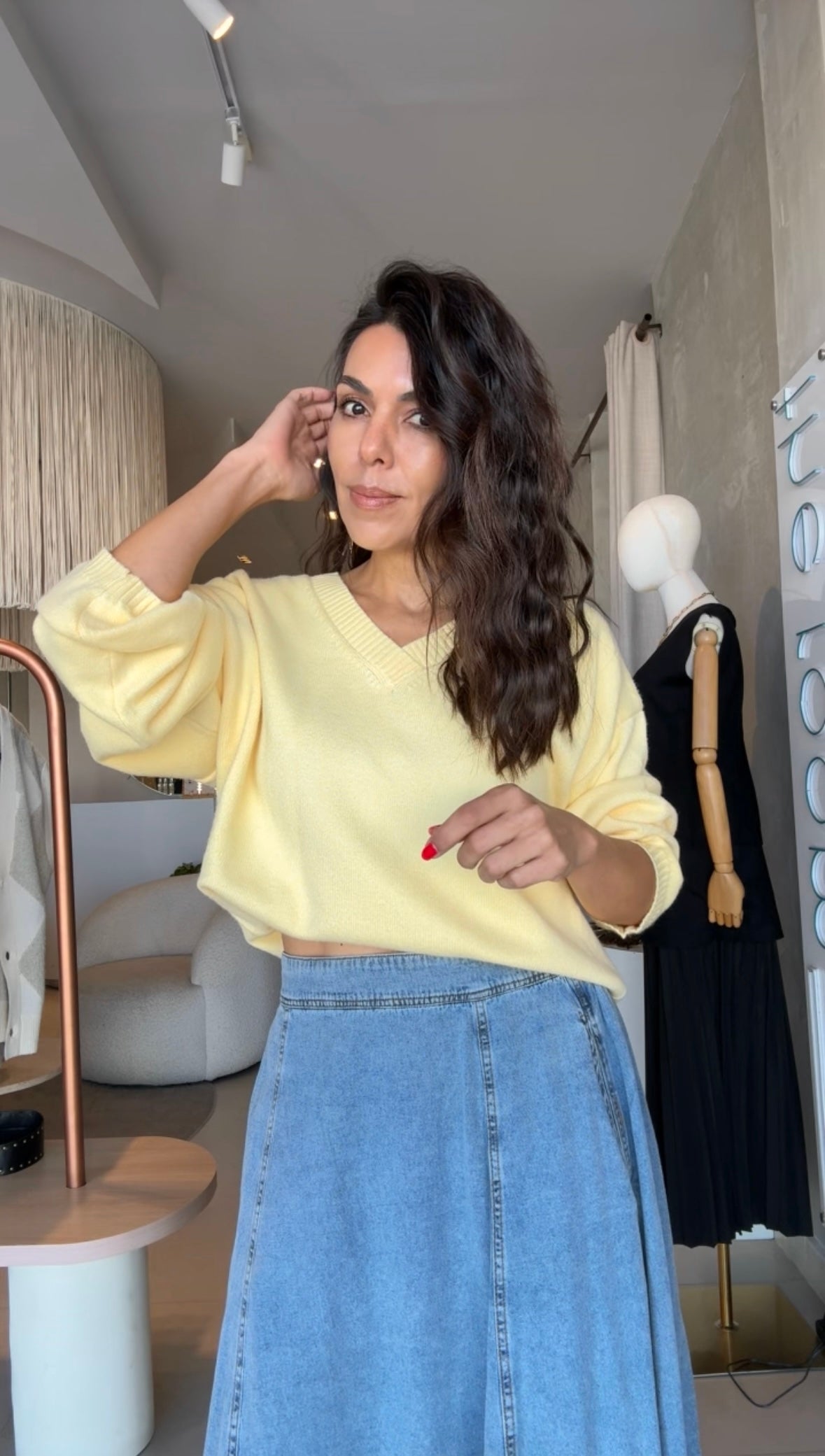 Suéter amarillo mantequilla