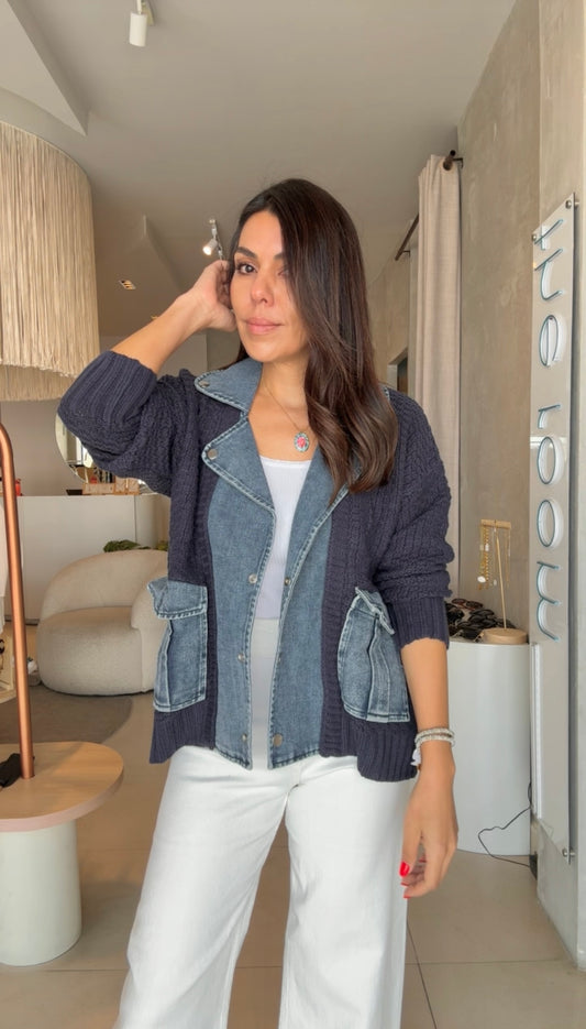 Suéter azul marino con denim