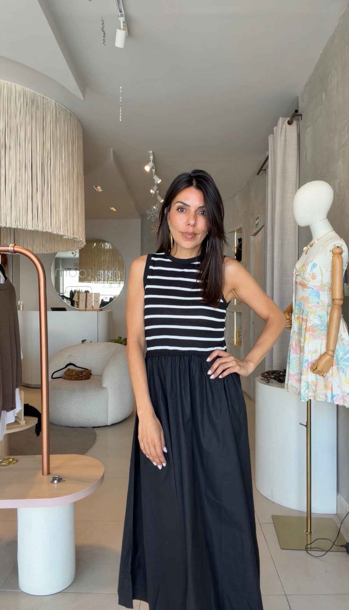 Maxi vestido negro con rayas