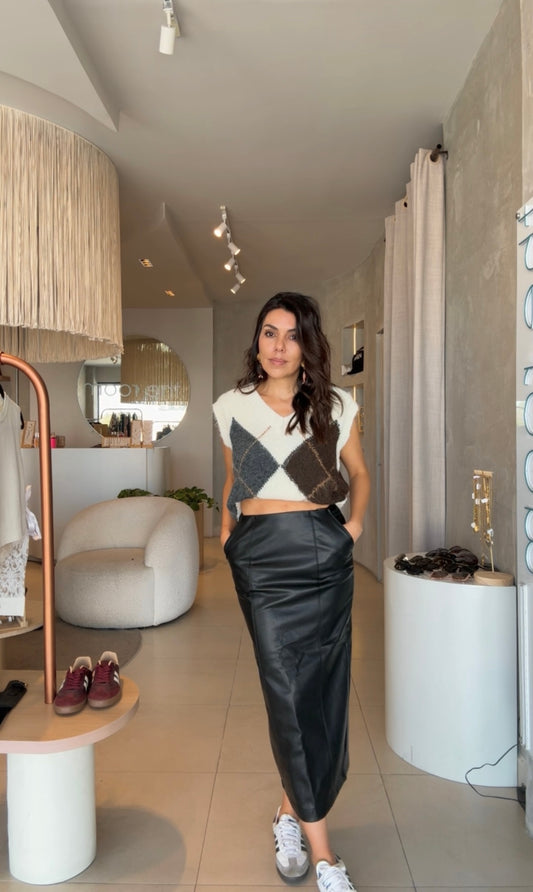 Falda negra vinipiel