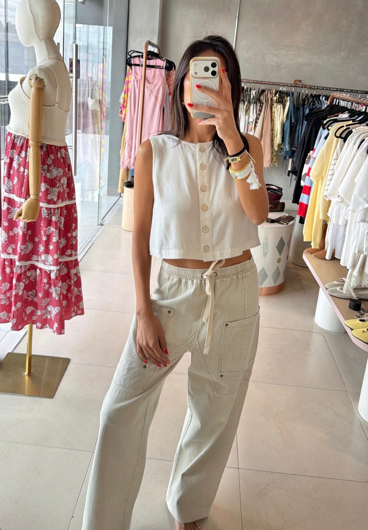 Top beige botones