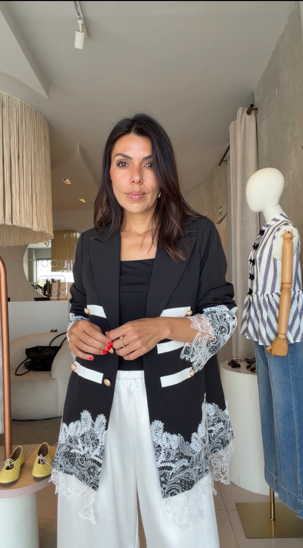 Blazer negro con encaje