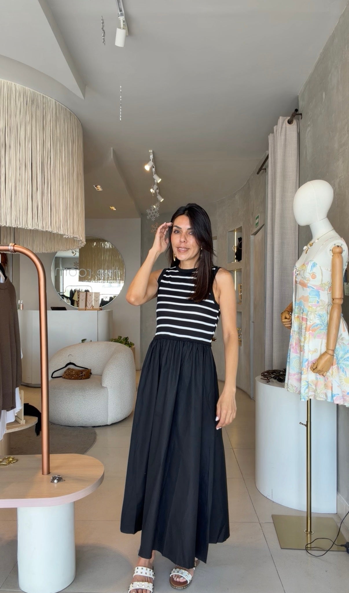 Maxi vestido negro con rayas