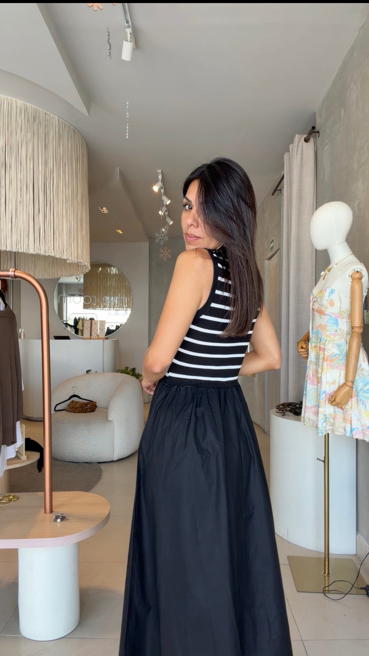 Maxi vestido negro con rayas