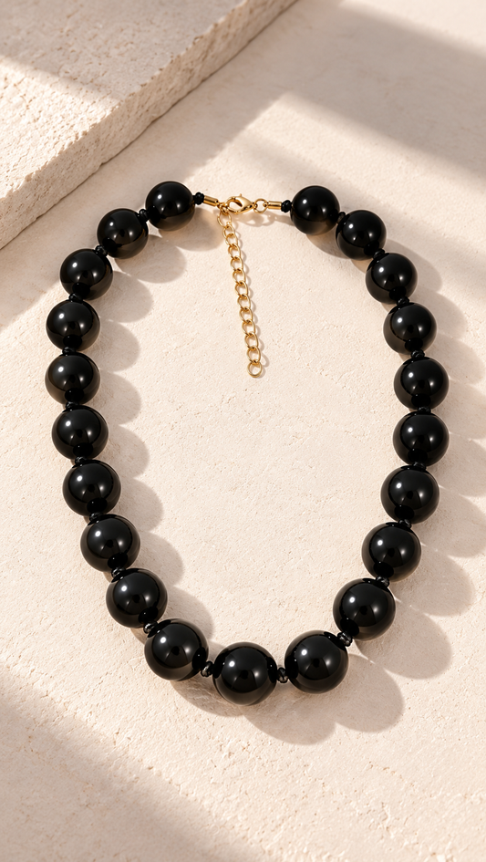 Collar bolitas negras