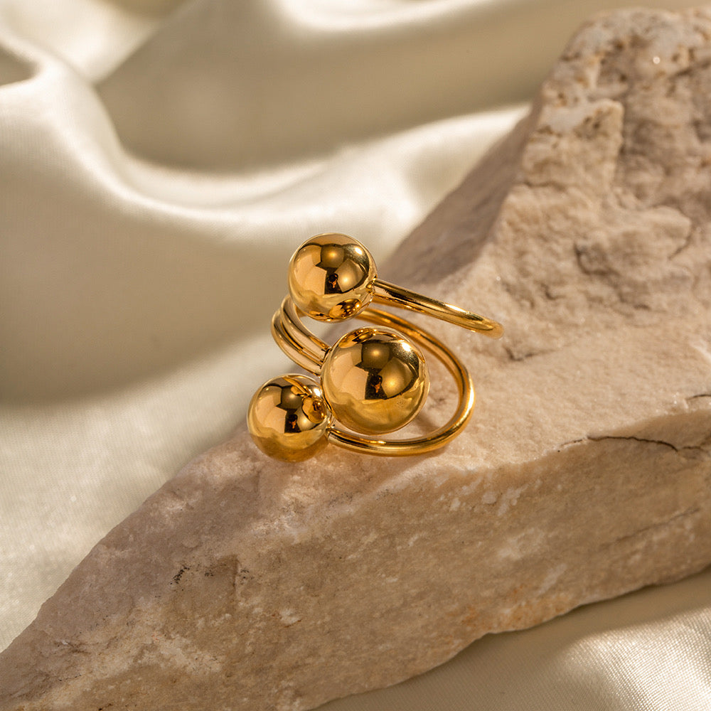Anillo dorado tres bolitas