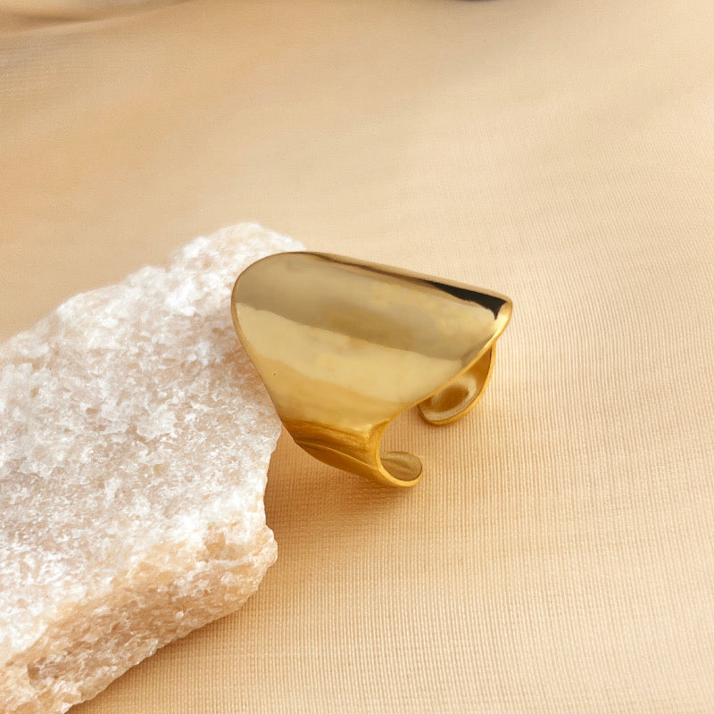 Anillo oval dorado