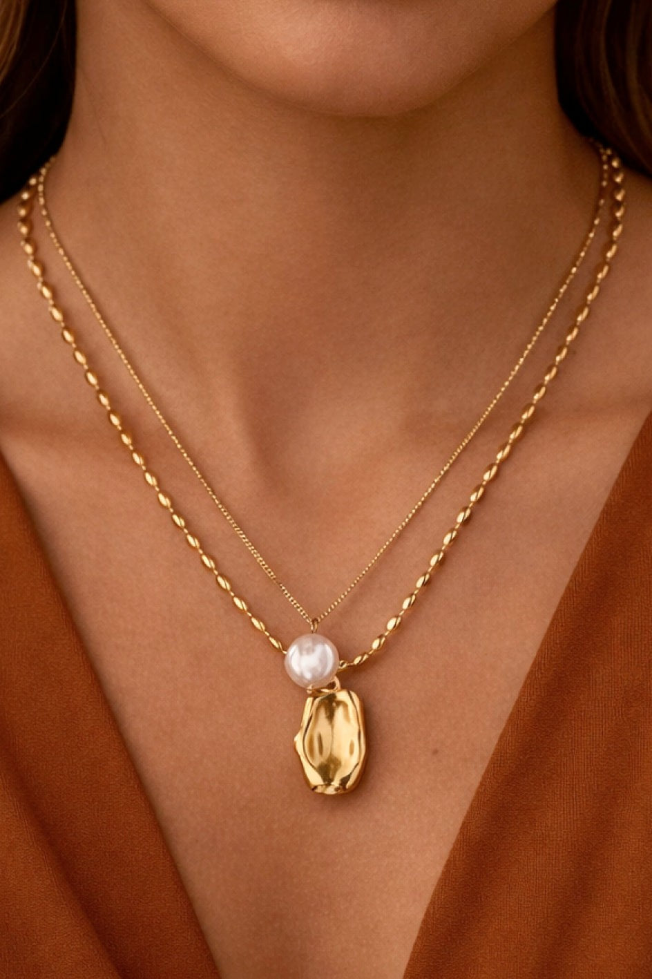 Collar perla y dije dorado