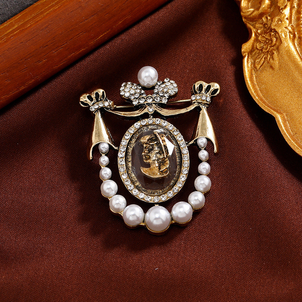 Pin escudo con perlas