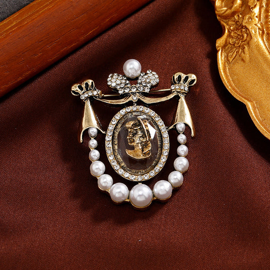 Pin escudo con perlas