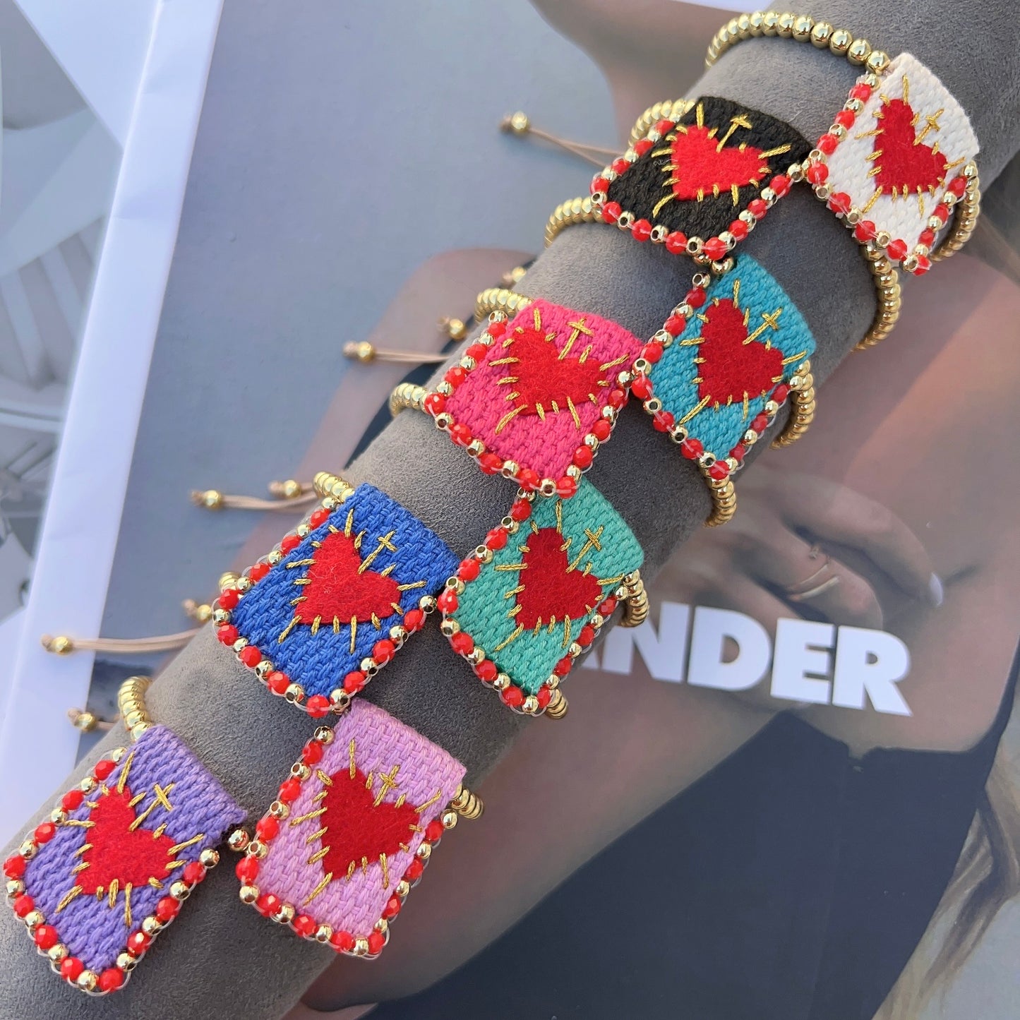 Pulsera azul con corazon rojo
