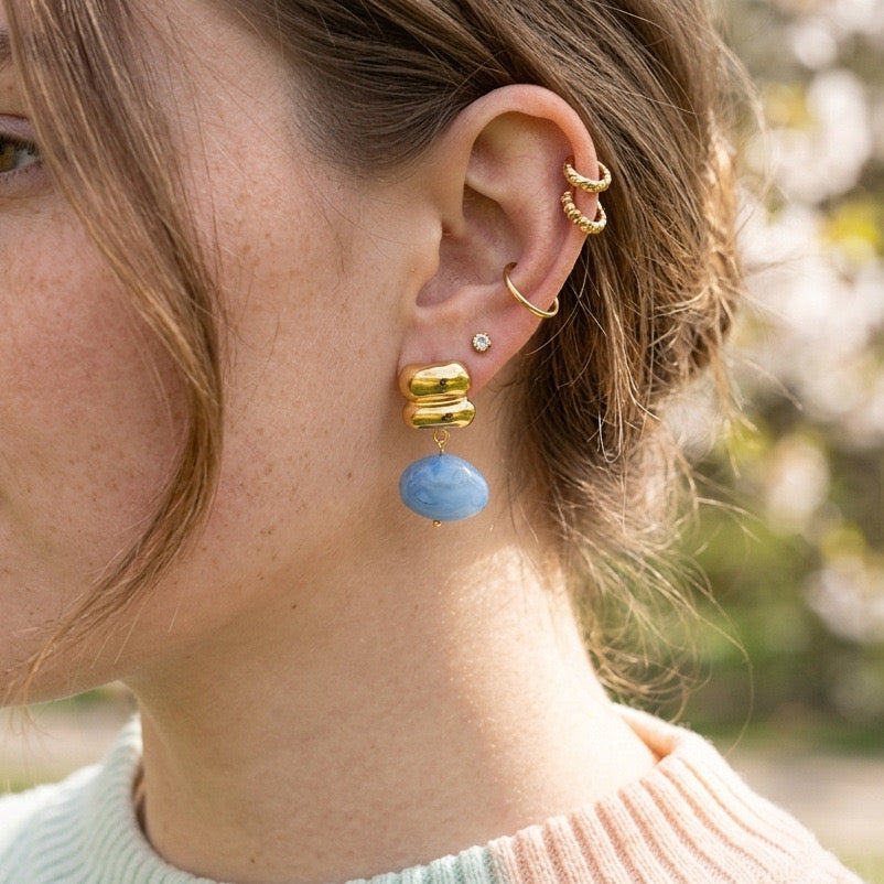 Arete dorado con piedra