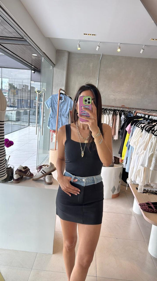Falda short negro con denim