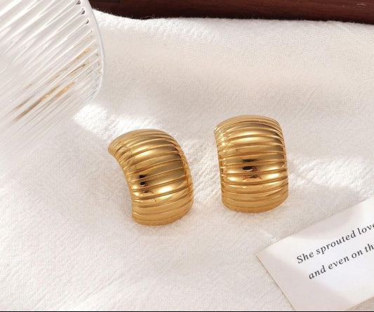 Aretes dorados medio circulo