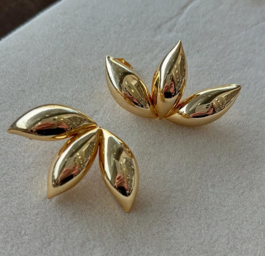 Aretes dorados media hoja