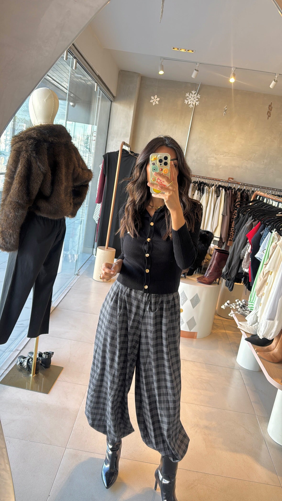 Suéter negro botones dorados