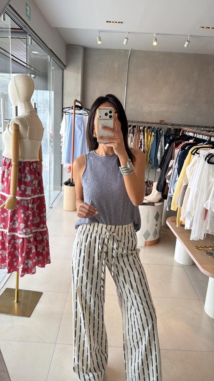 Top básico gris
