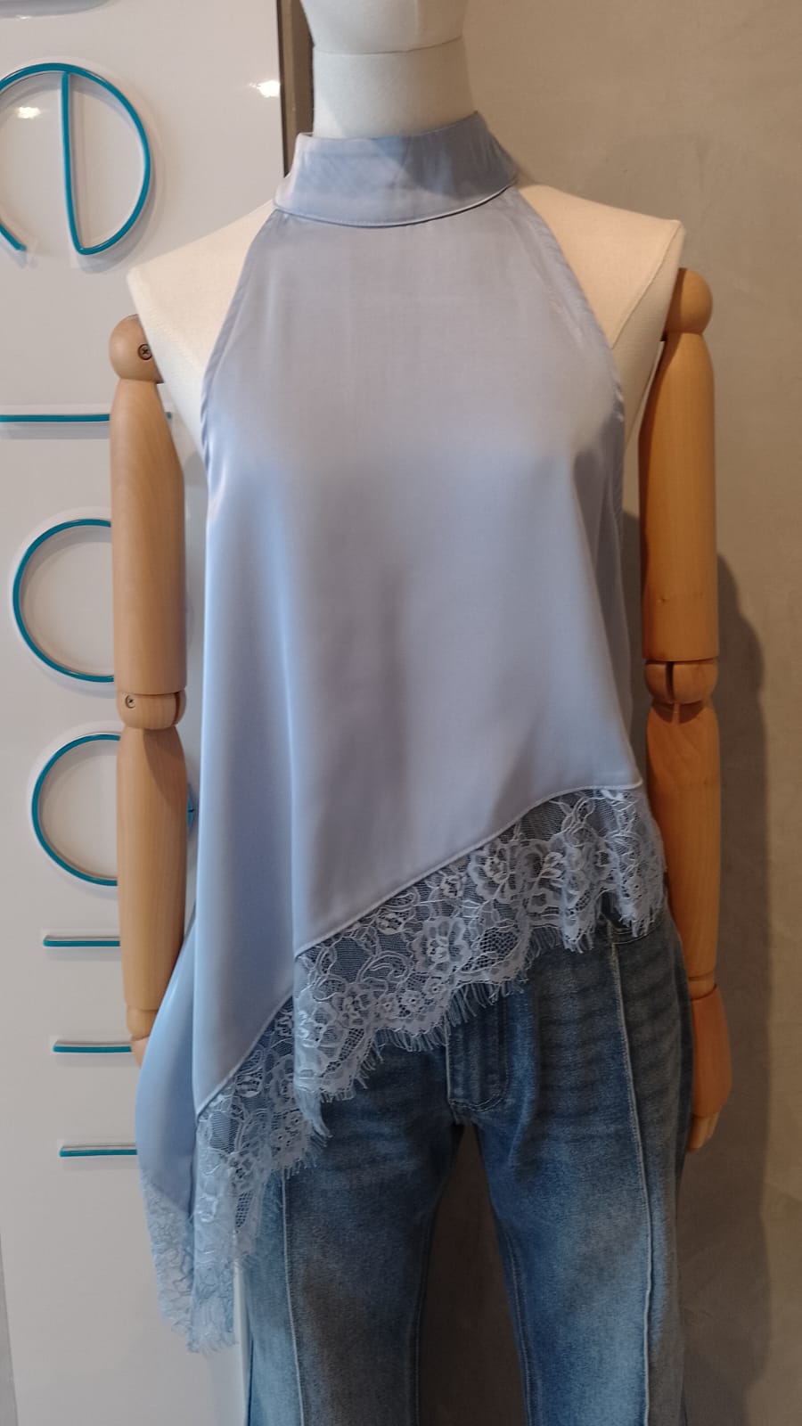 Blusa satín azul encaje