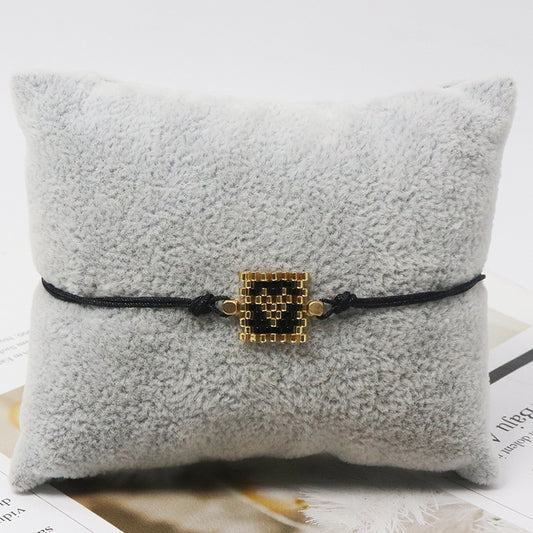 Pulsera de hilo y corazón negro